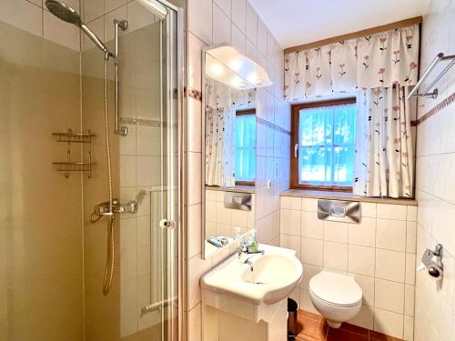 ein Badezimmer mit Waschbecken, Toilette und Dusche in der Unterkunft Appartementhaus Königstraße Ferienwohnung Linderhof in Füssen