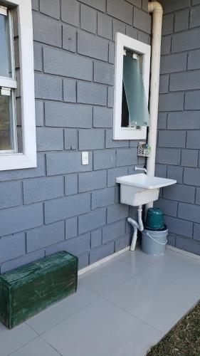 un lavandino in bagno sul lato di una casa di S2 - Residencial Soulmar Balneário Gaivota - SC - Village Dunas Norte - 1,5 quadra do mar a Balneário Gaivotas