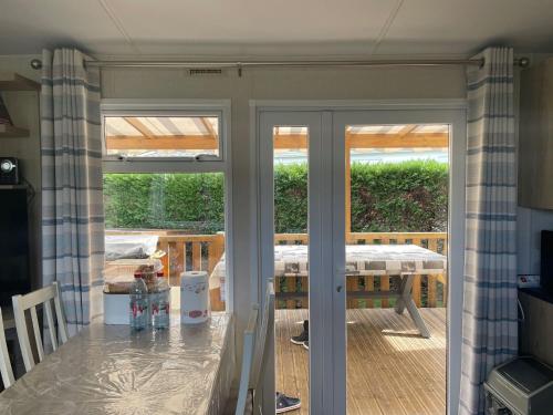 Photo de la galerie de l'établissement Comfortable Mobilhome Cc372 Les Charmettes Siblu 4 stars, aux Mathes