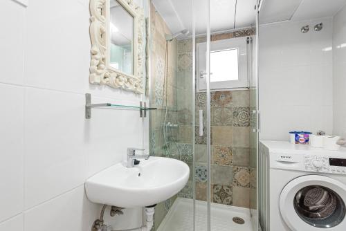 een badkamer met wastafel en wasmachine bij Beach Palace Carihuela in Torremolinos