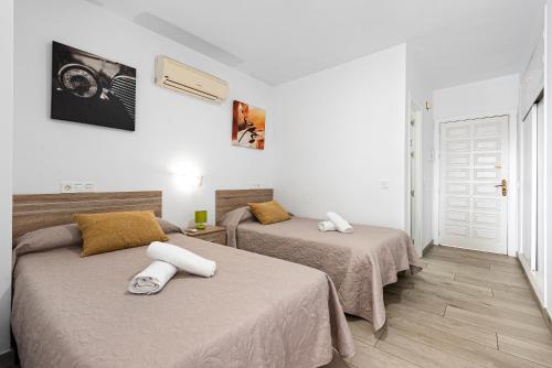 twee bedden in een kamer met witte muren bij Beach Palace Carihuela in Torremolinos