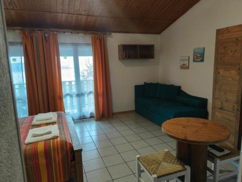 a living room with a blue couch and a table at Agriturismo Scuderia Castello in Gaino