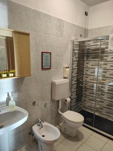 a bathroom with a toilet and a sink and a shower at Agriturismo Scuderia Castello in Gaino
