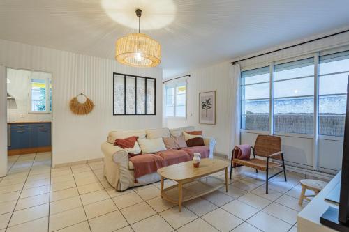 un salon avec un canapé et une table dans l'établissement Appartement Moussempès - Welkeys, à Biarritz