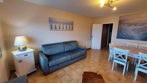 un salon avec un canapé et une table dans l'établissement la Porte du Large, à Merlimont