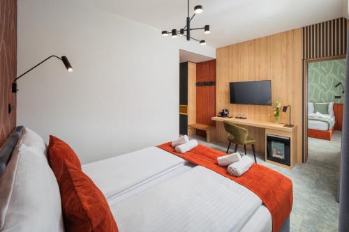 Кровать или кровати в номере Sziget Hotel