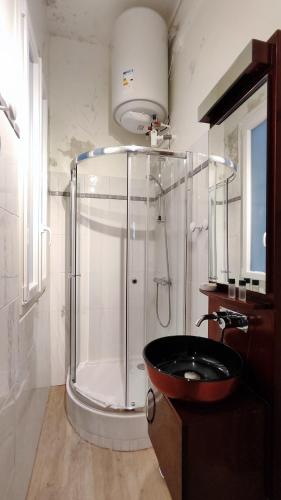 une salle de bain avec une douche en verre et un lavabo dans l'établissement Rue Paul Valery - Paris 16 - 1160, à Paris