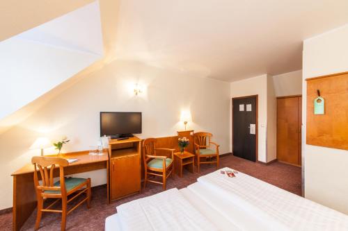 Кровать или кровати в номере Hotel Ahl Meerkatzen