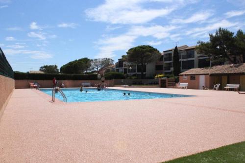 - une piscine avec des personnes jouant dans l'eau dans l'établissement SP310-127 Appt T2 cabine 4 couchages SAINT PIERRE LA MER, à Saint Pierre La Mer