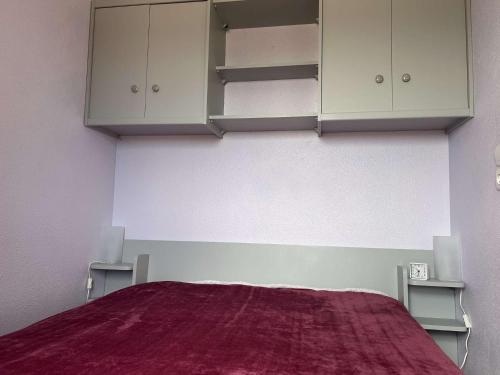 - une chambre avec un lit et des armoires blanches dans l'établissement SP300-133 Appartement 2 pièces SAINT PIERRE LA MER, à Saint Pierre La Mer