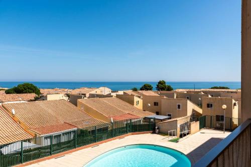 - une vue depuis le balcon d'une maison avec piscine dans l'établissement SP300-133 Appartement 2 pièces SAINT PIERRE LA MER, à Saint Pierre La Mer