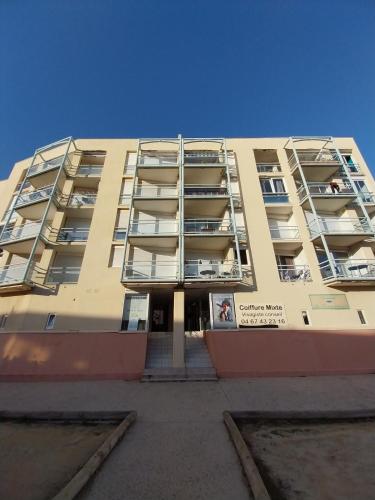 Coquet T2 avec balcon en plein coeur du quartier de la Corniche proche commerces et plages