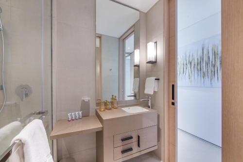 Koupelna v ubytování Exceptional high floor 3bed apartment by Suiteable