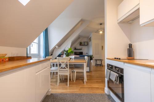 une cuisine et une salle à manger avec une table et des chaises dans l'établissement Appartement duplex rénové vue sur la Loire, à Blois