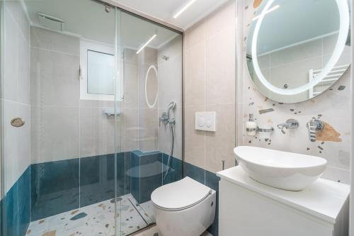 Koupelna v ubytování Modern and Cozy Apartment with Elegant Décor