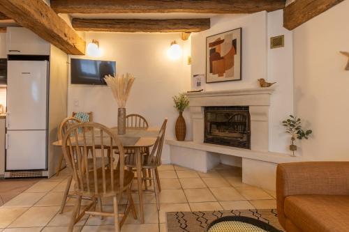 un salon avec une table et une cheminée dans l'établissement Le Relai de Boissée, à Blois