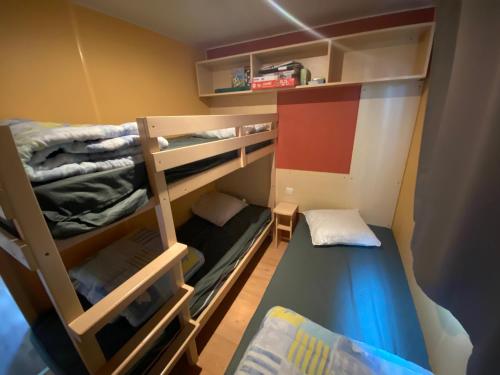 Habitación pequeña con literas y 1 cama en mobil home 6 personnes, en La Tranche-sur-Mer