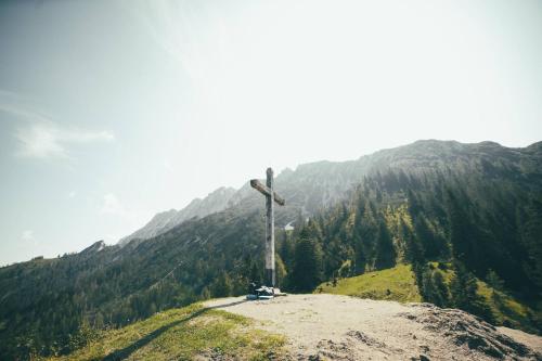 a cross on the top of a mountain at Kaiserhaus Harald Astner Ebbs Studio 1 in Ebbs