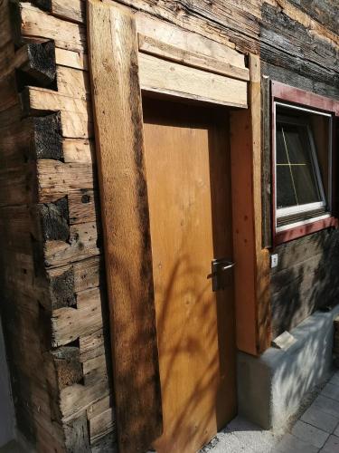 a wooden door on the side of a building at Kaiserhaus Harald Astner Ebbs Studio 2 in Ebbs