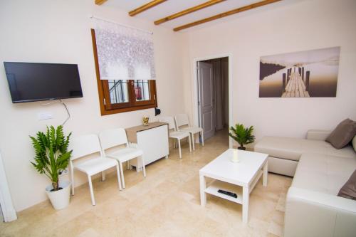 a living room with a couch and a table at Apartamentos Centro Puerto de Santa Maria in El Puerto de Santa María