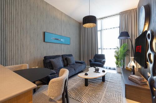 Area soggiorno di 1BR Aesthetic Home by Blue Cloud Holidays