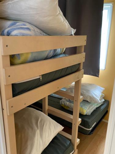 Litera con almohadas en la litera inferior en mobil home personnes, en La Tranche-sur-Mer