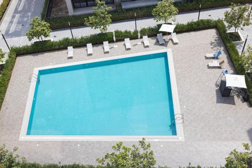 Piscina di 1BR Aesthetic Home by Blue Cloud Holidays o nelle vicinanze