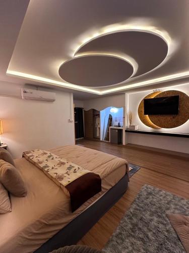 a bedroom with a large bed in a room at Lala Villa Koh Larn in Ko Larn