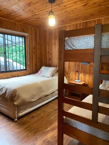 Un pat sau paturi într-o cameră la Casas 2 de relajo Bosques del sur
