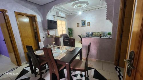 a dining room with a table and chairs at Appartement C à 7 min de l’aéroport de Marrakech in Marrakech