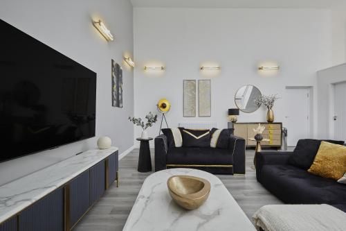 Телевизор и/или развлекательный центр в Hayy Luxury Homes Near Bradford City Centre