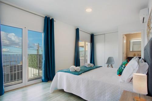 a bedroom with a bed and a large window at Casa Do Tempo com Jacuzzi in Ribeira Brava