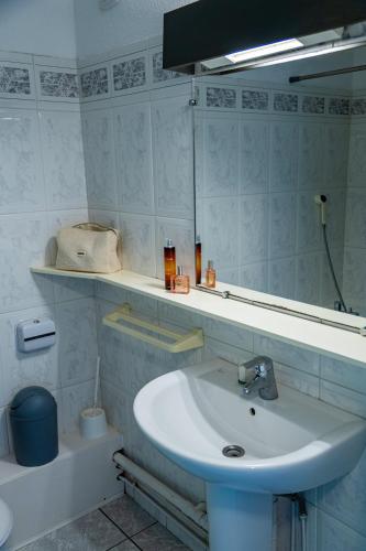 une salle de bain avec un lavabo et un miroir dans l'établissement Résidence Antinéa, à Argelès-sur-Mer