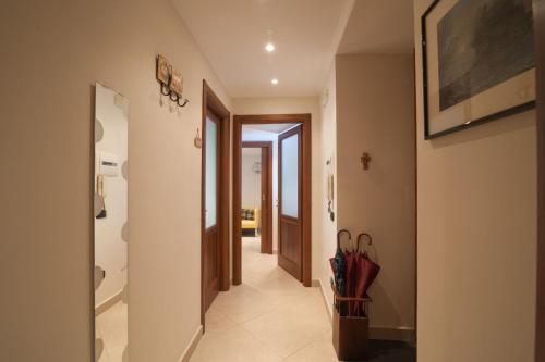 ナポリにあるLa Terra Del Soleの廊下から開放式のバスルームへアクセスできます。