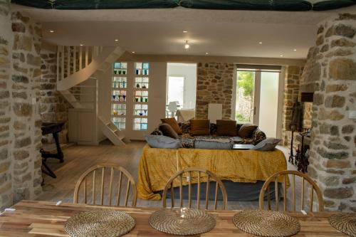 un salon avec une table et un canapé dans l'établissement Ker Tirvi - vue mer - wifi, à Crozon