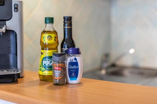 - un comptoir avec deux bouteilles de bière et d'épices dans l'établissement L'Ocre - Netflix Inclus, à Narbonne