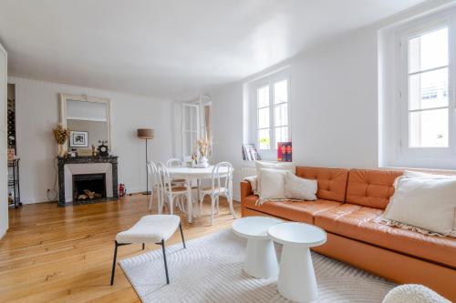 un salon avec un canapé et une table dans l'établissement Veeve - Earthy Serenity, à Paris