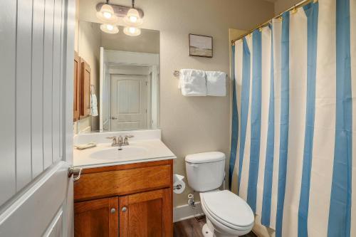 Bilik mandi di Hill Country Hideaway - The Hollows by Lake Travis