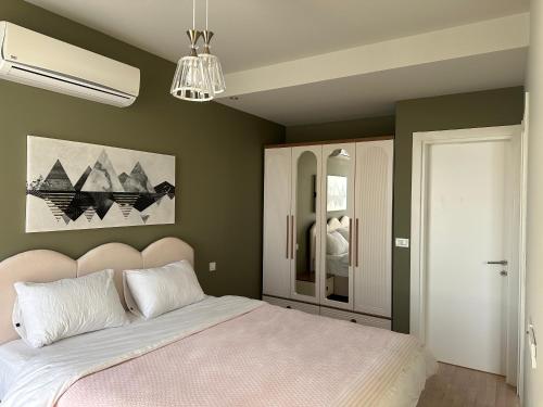 une chambre avec un grand lit et un lustre dans l'établissement Take Me Home, à Istanbul