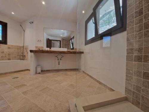 Habitación doble con baño grande privado en piso compartido