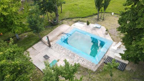 - une vue sur la piscine dans la cour dans l'établissement Fox Den, à Luján de Cuyo