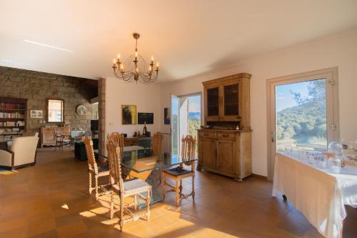 un grand salon avec une table et une salle à manger dans l'établissement Chez Jean Viti, à Levie