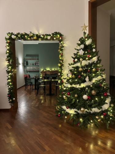 a christmas tree in the middle of a living room at Room & Breakfast D'Annunzio in Ravenna