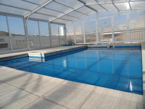 波特雷罗德洛斯弗内斯Pauvalén Cabañas的一个蓝色海水的大型游泳池