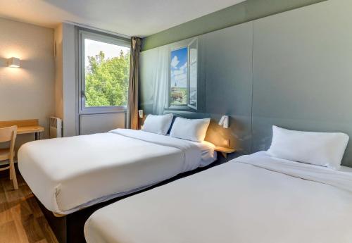 Postel nebo postele na pokoji v ubytování B&B HOTEL Beaune Sud 1 Palais des Congrès