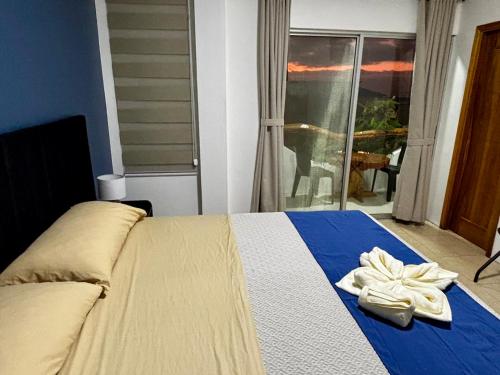 Un dormitorio con una cama con dos zapatos blancos. en Suite Arena, a pocos metros de la playa, en Puerto Baquerizo Moreno