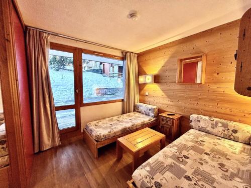 une chambre avec un lit, un canapé et une fenêtre dans l'établissement Studio divisible, 4 pers, Parking souterrain, La Plagne - FR-1-353-25, à La Plagne