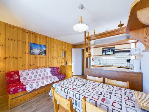 Cette chambre comprend un lit et un canapé. dans l'établissement Appartement chaleureux refait à neuf, 2 pièces, centre station - FR-1-398-503, à La Rosière