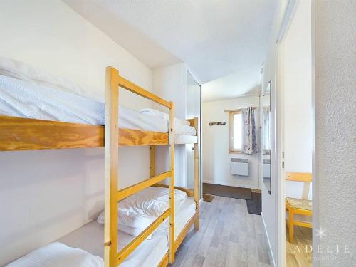 une chambre avec deux lits superposés dans une pièce dans l'établissement Appartement chaleureux refait à neuf, 2 pièces, centre station - FR-1-398-503, à La Rosière