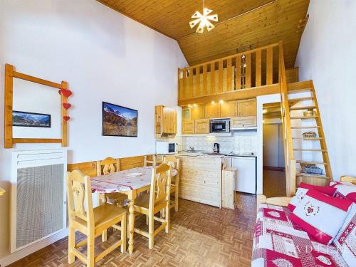 une cuisine et une salle à manger avec une table et des chaises dans l'établissement Studio Cabine et Mezzanine pour 4 pers à Montvalezan-La Rosière - FR-1-398-550, à La Rosière